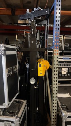 Manual lighting lifting stand