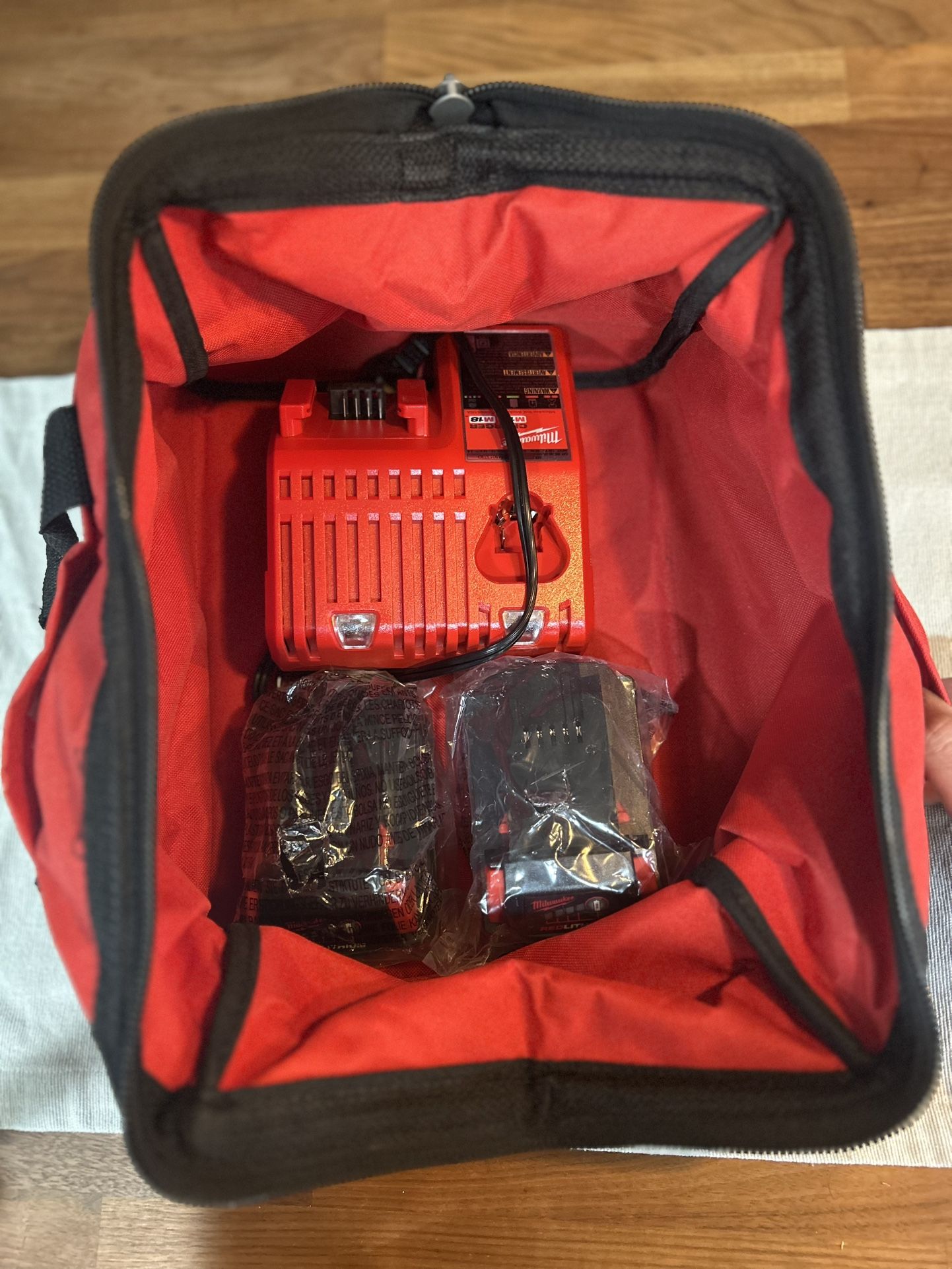 Milwaukee M12 and M18 Battery charger + 2x M18 Batteries 