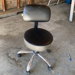 Adjustable swivel office chair