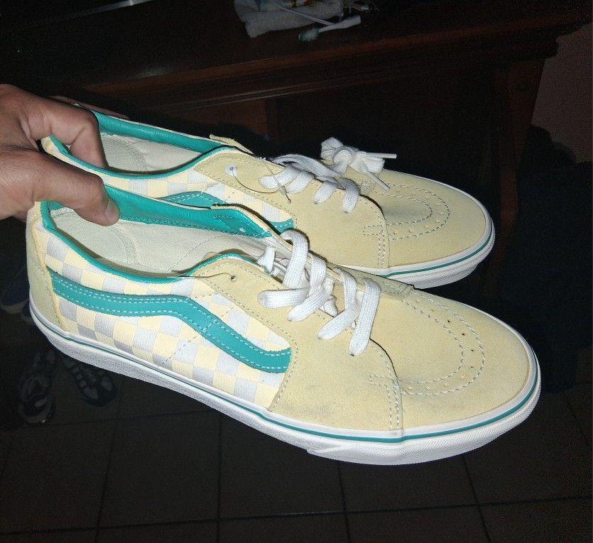 vans size 10.5 shoes 50 dollar each cada una