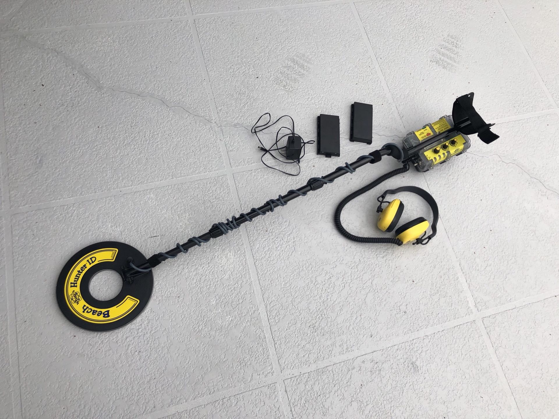 Metal Detector - Whites Beach Hunter ID II waterproof metal detector
