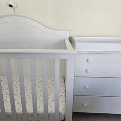Baby Crib with Mattress + Changing Table – Great Condition