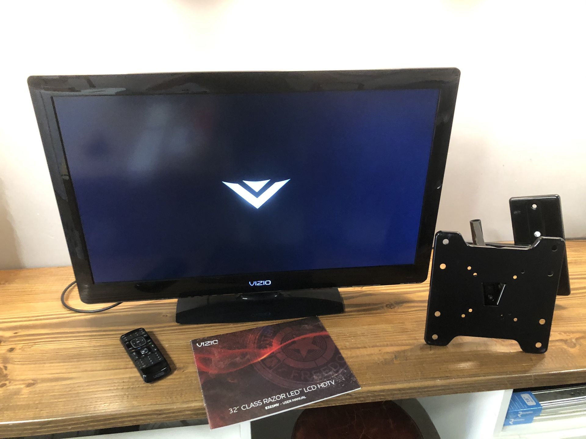 Vizio 32 inch TV & Wall Mount for Sale in La Mesa, CA OfferUp