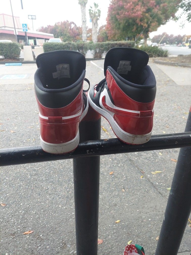 Nike Air Jordans MID 1s SE