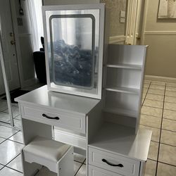 Child Sized Vanity With LED Light And Chair 