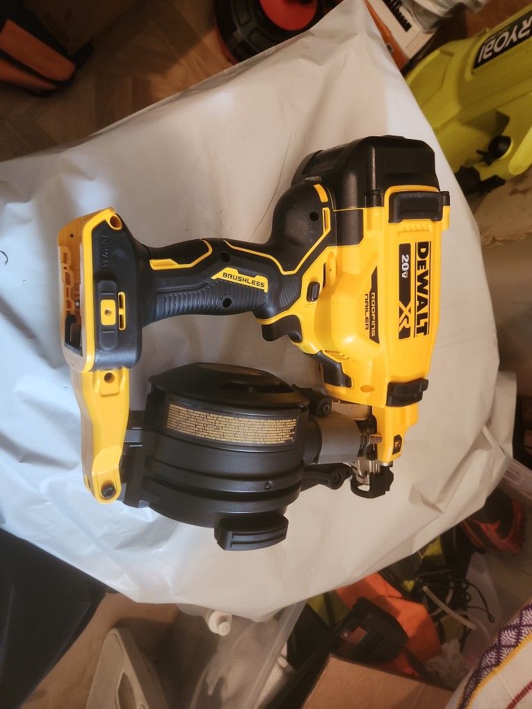 DEWALT DCN45RN TY1 20V XR Cordless Roofing Coil Nail Gun