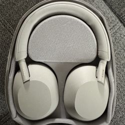 Sony WH1000XM5 Wireless Noise-Cancelling Headphones