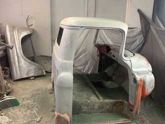 Se reparan carros y se restauran