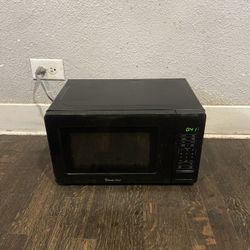 Magic Chef 0.7 cu ft Countertop Microwave Ovens in Black 