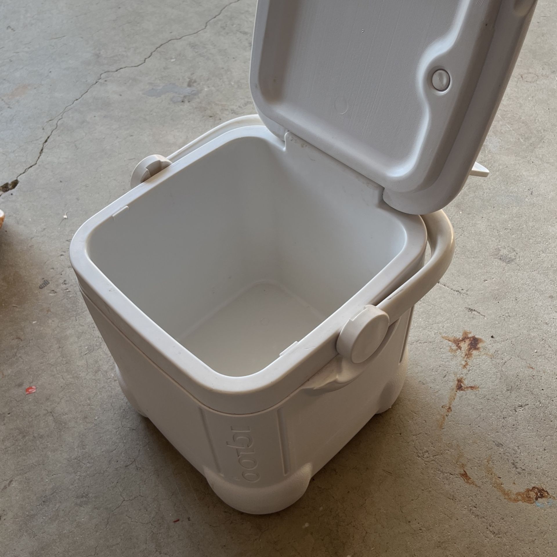 Small Igloo Ice Chest for Sale in La Mirada, CA OfferUp