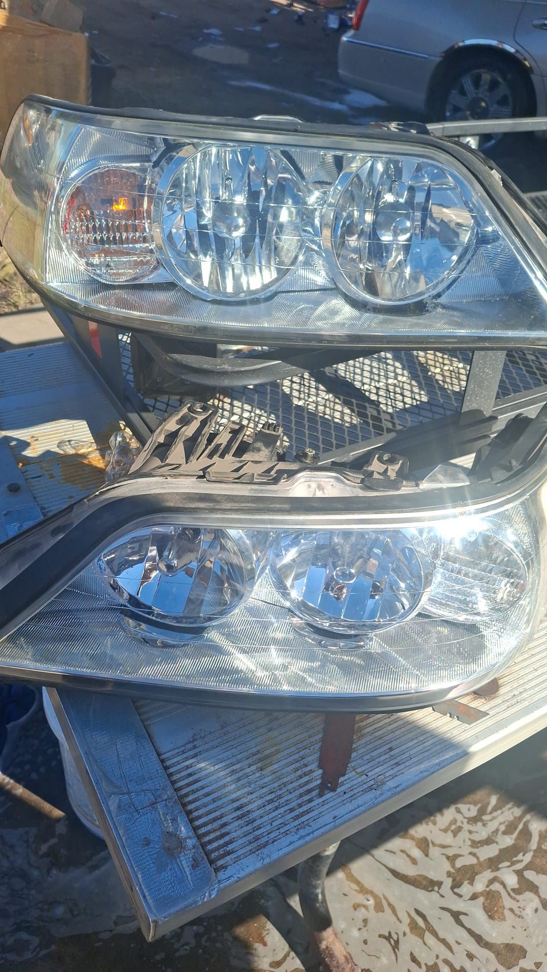 2003 Lincoln Town car Headlights