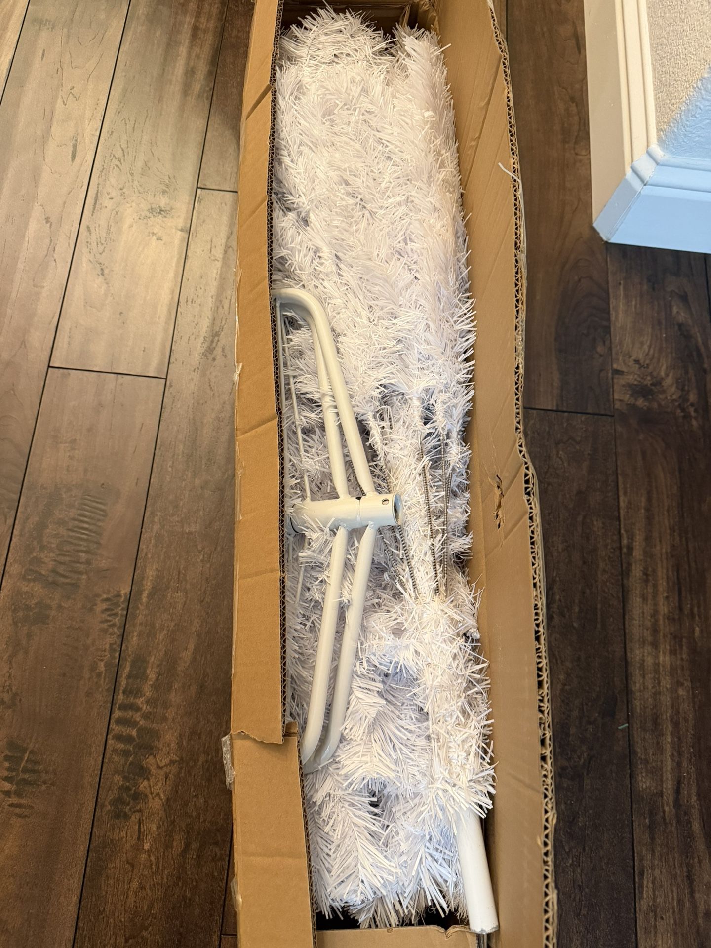 6 ft. White Unlit Hinged Artificial Christmas Tree Pine Tree with 1000 Tips