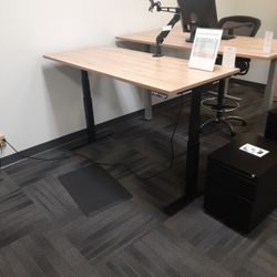 Electronic Sit-Stand Desk (66" × 30")