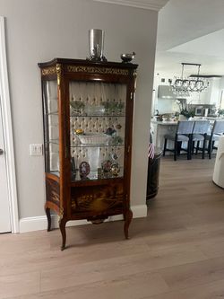 Elegant French-Style Antique-Look Curio Cabinet – Glass