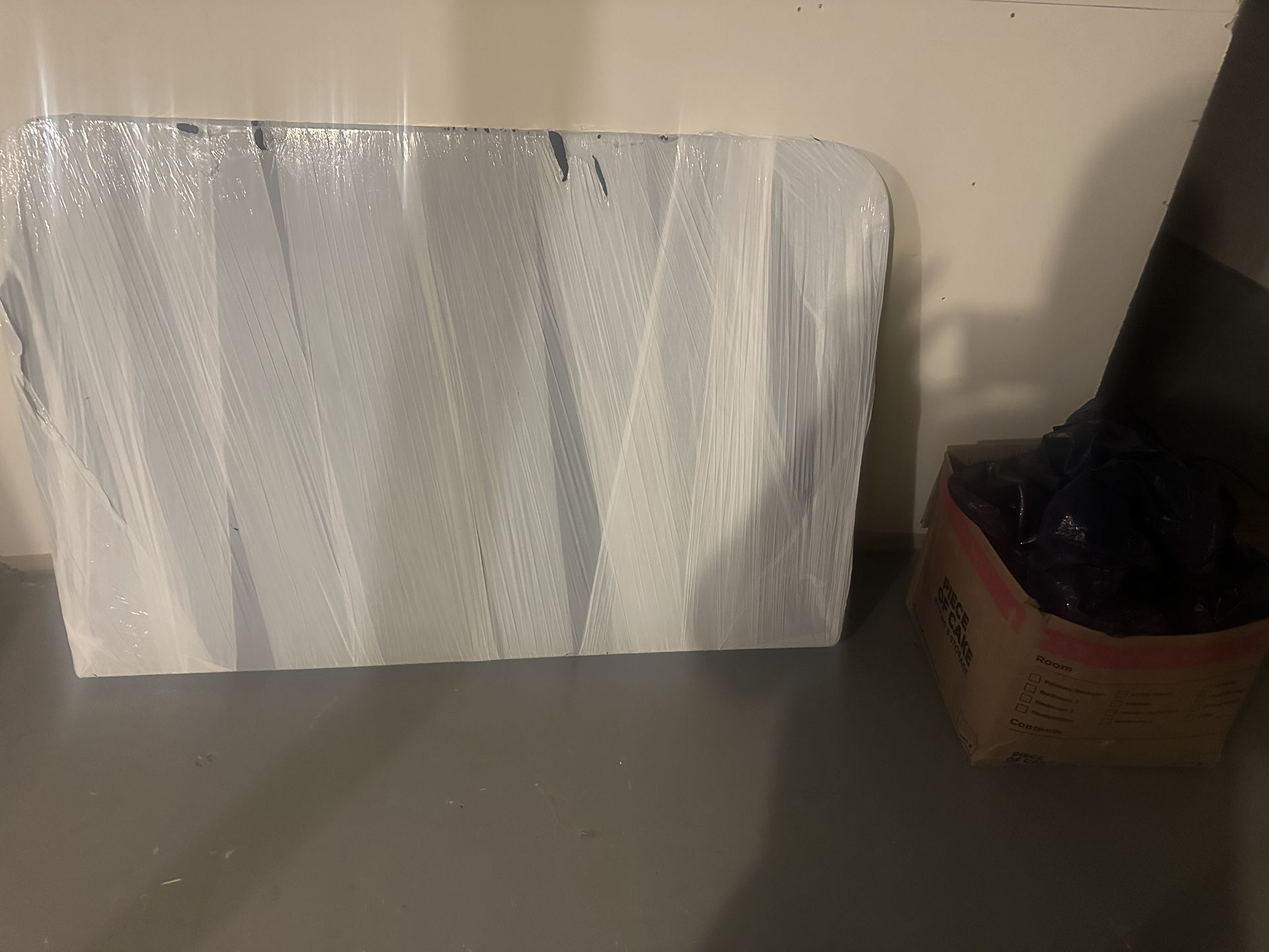 Raymour & Flanigan Adjustable Bed Frame – Excellent Condition