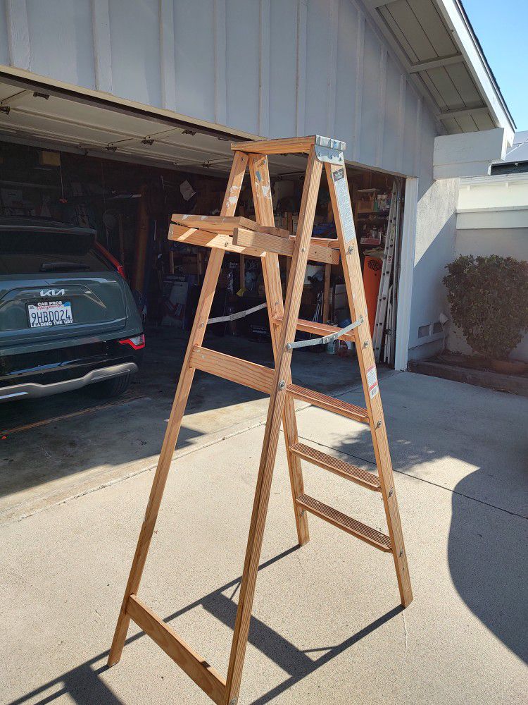 Wooden Ladder With Fold Up Shelf 6 Ft