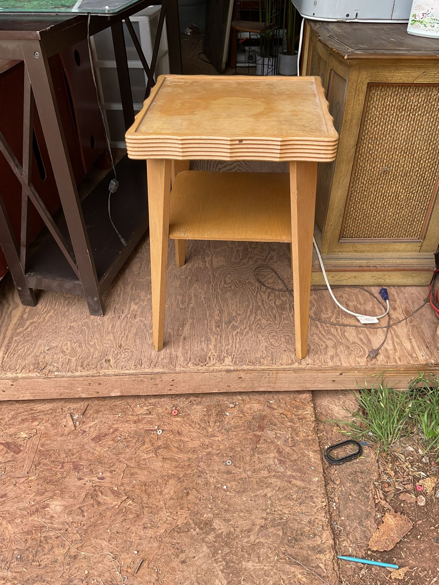 Pretty stand it’s 25 inches tall and 17 by 17 inches across the top asking 19 dollars no holds cross posted