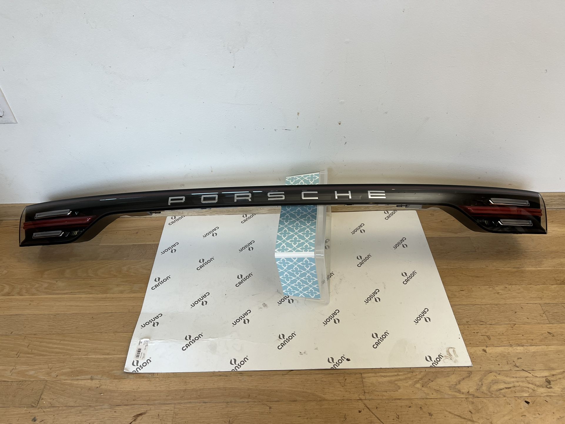 19 20 21 PORSCHE CAYENNE CENTER TAILLIGHT 9Y0 945 081 Q OEM