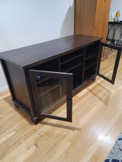 TV STAND DARK BROWN WITH GLASS DOORS SHELFS INSIDE  SOLID WOOD SEE MEASUREMENTS  BELOW 
