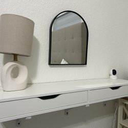 Vanity, Mirror, & Lamp 