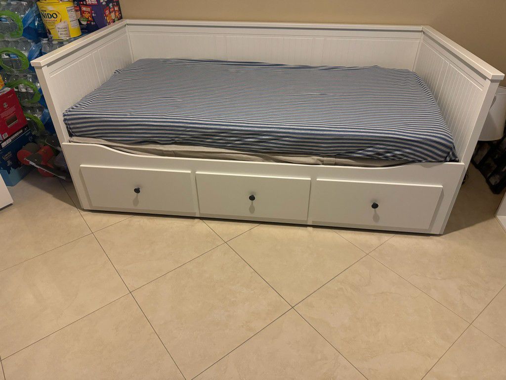 Daybed With Mattress And Free Futon Bed 
