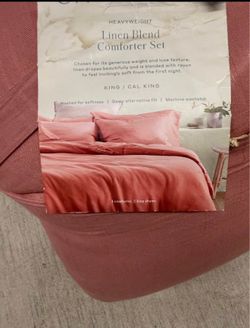 Casaluna Heavyweight Linen Blend Comforter Set in a rose color.