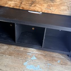 Mueble para TV usado con leves detalles de uso estético