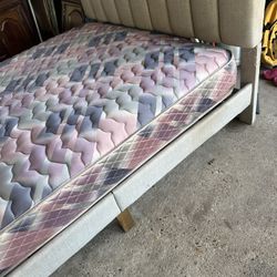 Cama Y Espejo