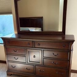 Thomasville Furniture Dresser With Mirror 