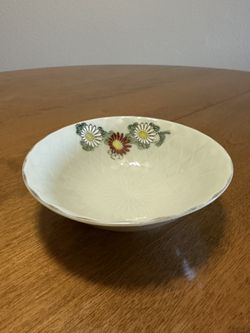 vintage ceramic dish features a delicate daisy