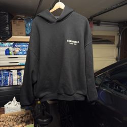 ESSENTIALS HOODIE BLACK (SIZE: MEDIUM)