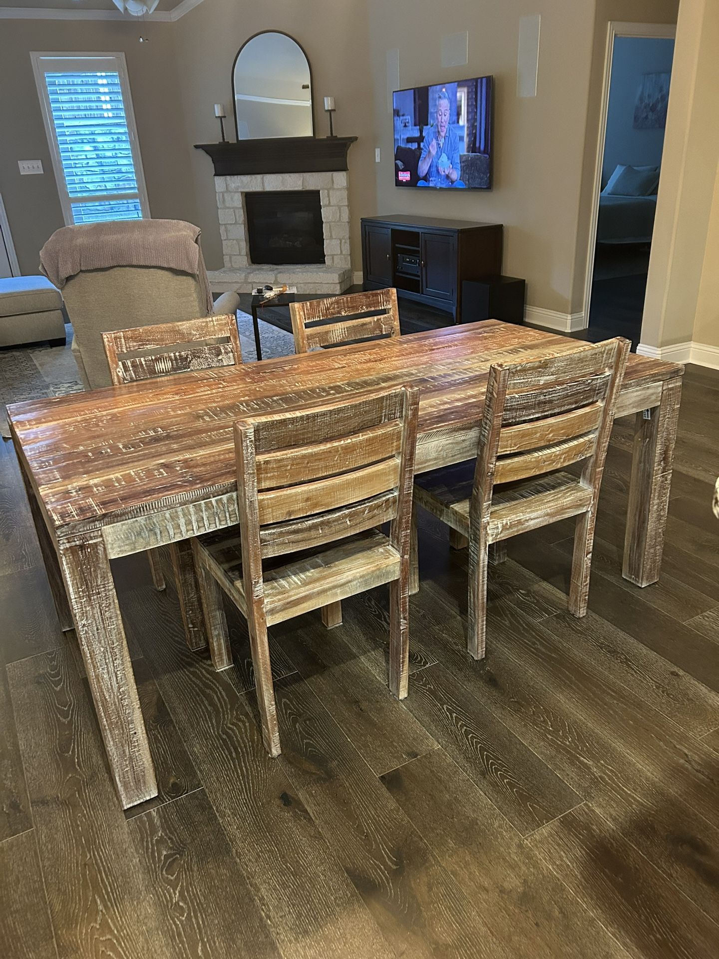 Dining Room Table & Chairs