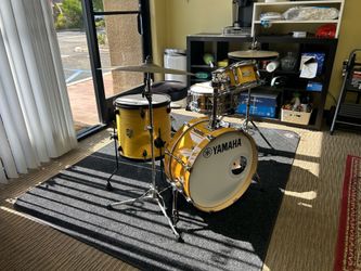 Yamaha stage custom hip drum set with cymbals