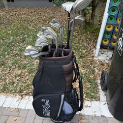 Mens Ping golf club set.  Right handed clubs with ping golf bag. Full set