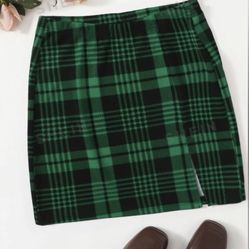 Women’s Skirt Size L - New