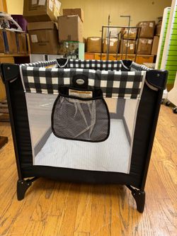 Play portable playard black white