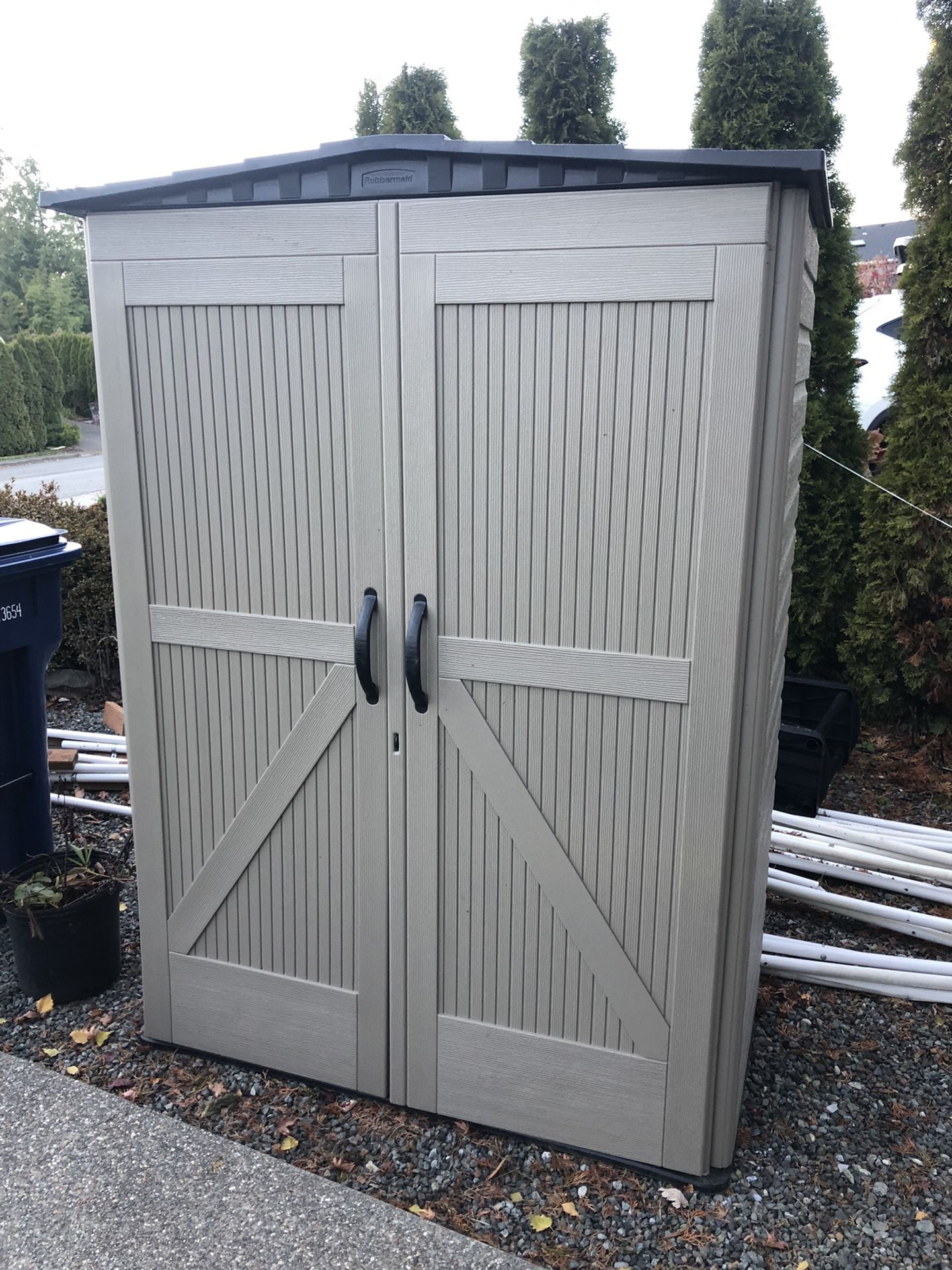 Small Rubbermaid Storage Shed 2 X 4 X 6.5 Feet for Sale in Lake Stevens