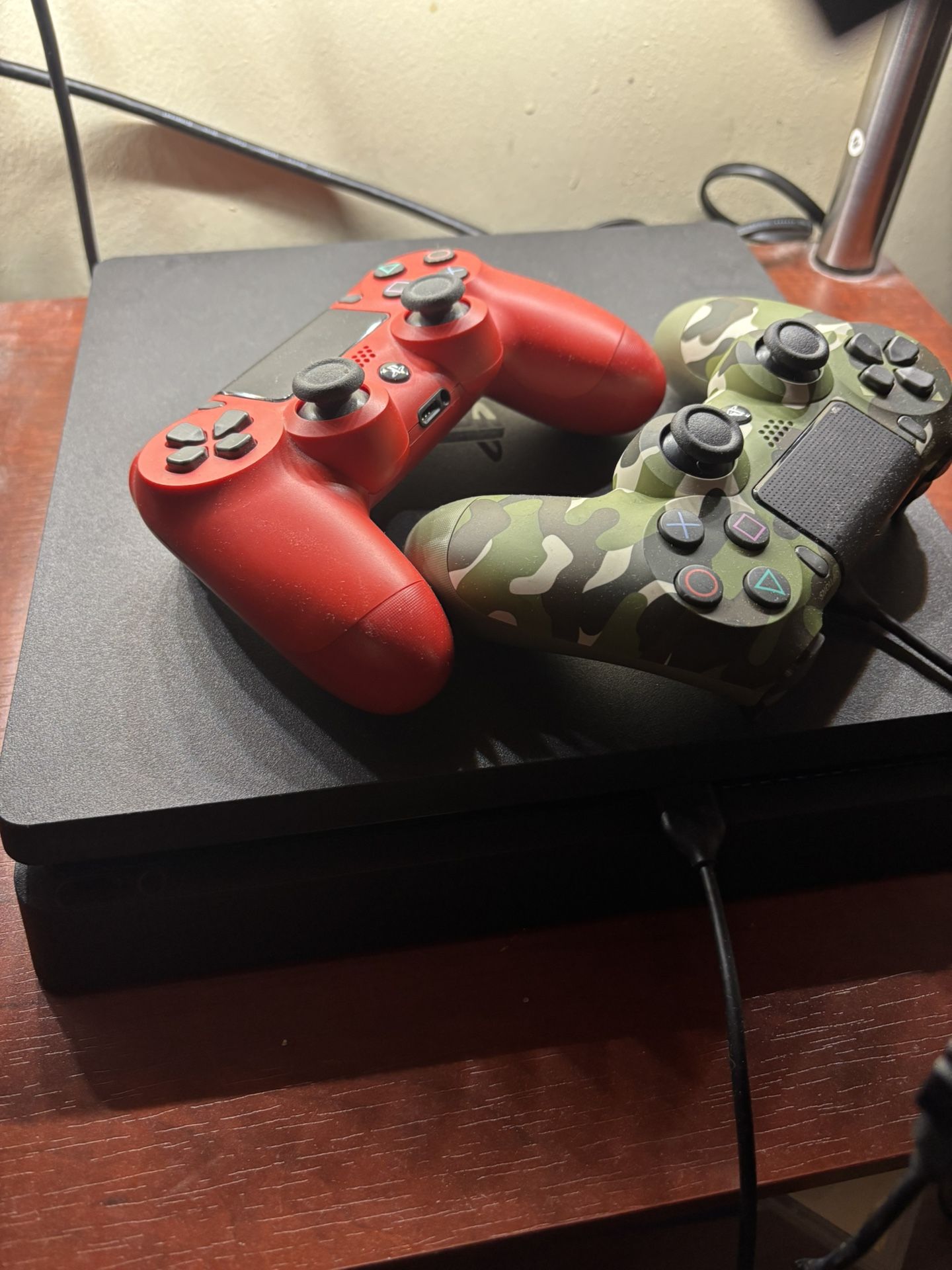 PS4 Slim 1tb 2 Controllers