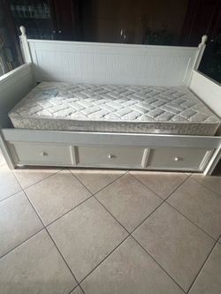 Trundle bed