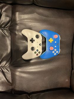2 Xbox Controllers