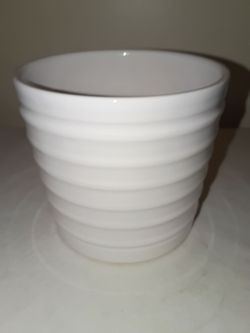 WHITE ROUND CERAMIC FLOWER POT