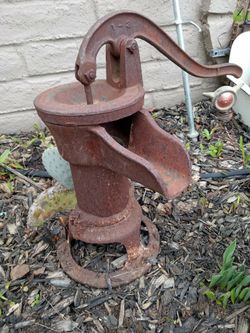 VINTAGE IRON WATER PUMP 