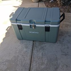 IGLOO MISSION 124 QUART COOLER( Used Once )