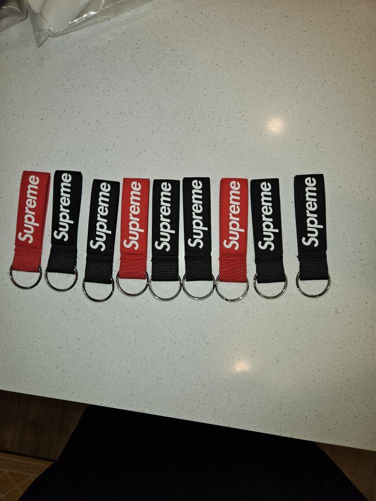 SUPREME KEY CHAIN
