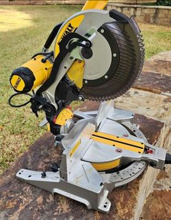 DEWALT Compound Miter Saw