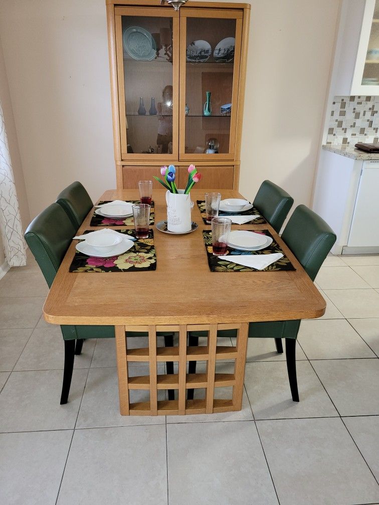 Dinning Table, Hutch & 4 Chairs