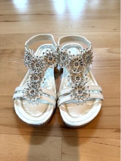 flat white sandal size 6