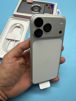 iPhone 17 pro max 256gb white unlocked with new phone case / Liberado para Cualquier Companias