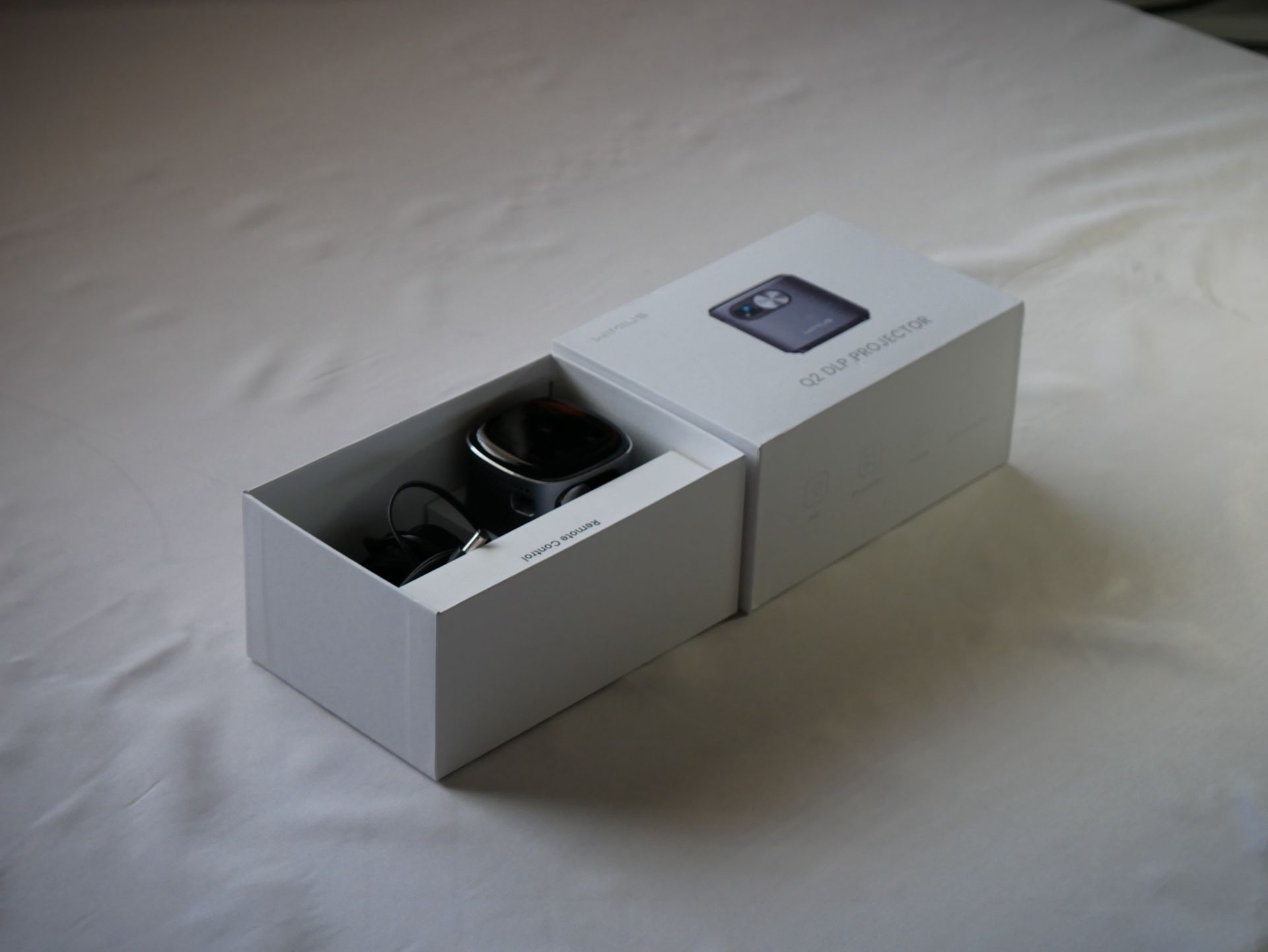 Wimius Q2 1080 Mini Portable Projector With Android TV And Rechargable Battery.