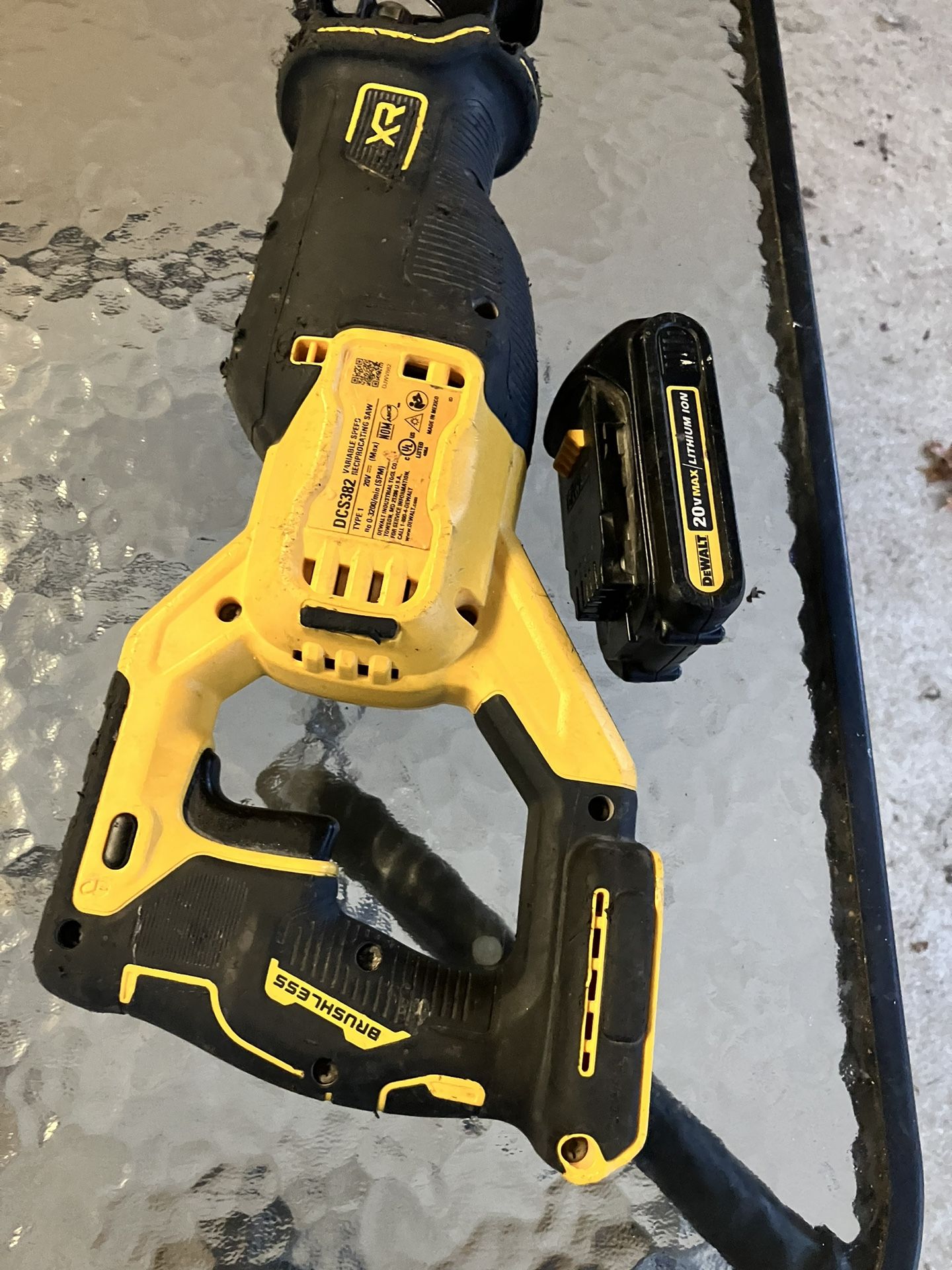 SAWZALL DeWALT BRUSHLEES XR con pila for Sale in Dallas, TX OfferUp